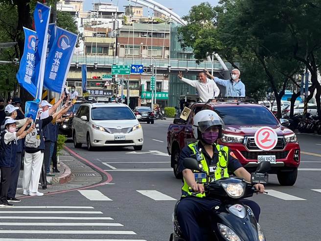 侯友宜今在板桥、树林区车队扫街。（王扬杰摄）