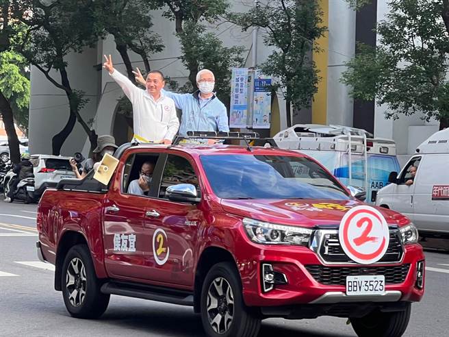 侯友宜今在板桥、树林区车队扫街。（王扬杰摄）