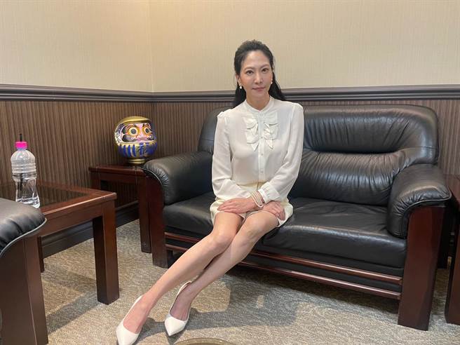 瘦身有成的吴依霖，拥有一双笔直长腿。（池宗玲摄）