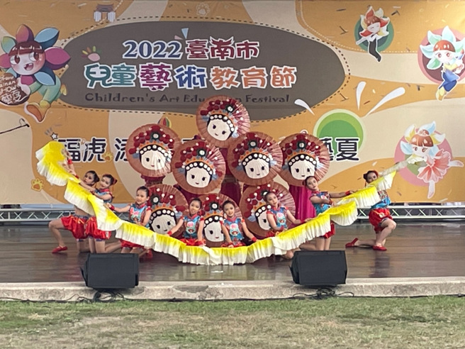 麻豆国小「艺阵庙前贺新年」翻转传统艺术新玩法的精彩表演。(照片/臺南市教育局提供)