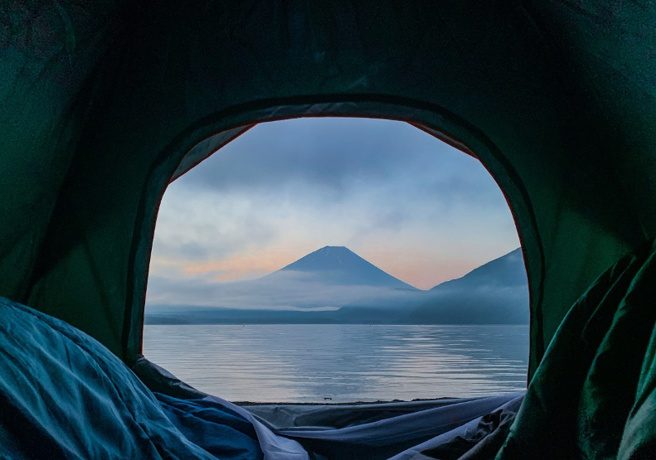 日本乡间湖畔扎营，早晨拉开帐篷抬头便望见富士山。（图/ 远见提供）