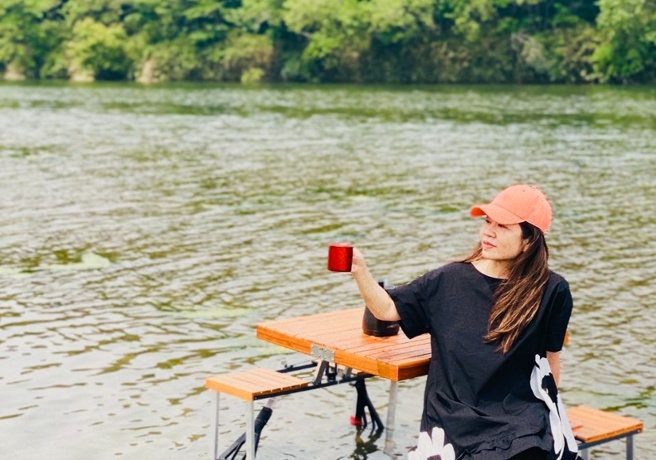 廖惠萍湖畔扎营一早便能享受山水间的咖啡香。（图/ 远见提供）