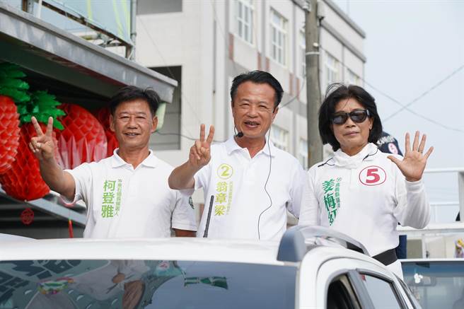 民進黨嘉義縣長候選人翁章梁（中）陪同黨提名候選人掃街拜票。（翁章梁團隊提供／廖素慧嘉縣傳真）