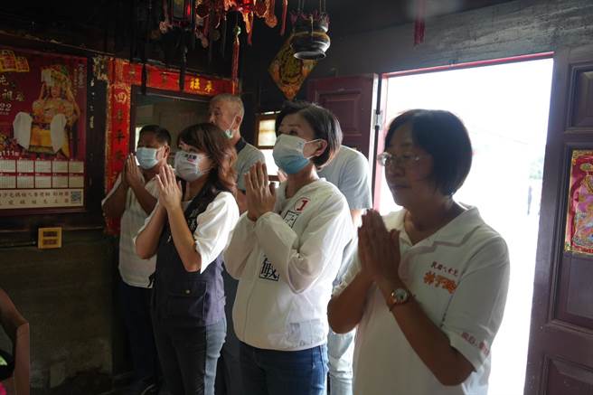 國民黨嘉義縣長候選人王育敏（右二）陪同黨提名候選人參香、拜票。（王育敏團隊提供／廖素慧嘉縣傳真）