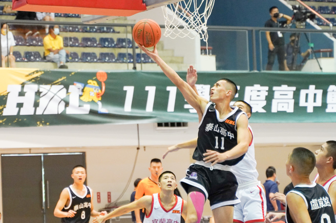 泰山前新人王刘宥儇切入挑篮，他在与宜中一战贡献13分，助队获胜，并确定晋级12强。（高中体总提供）