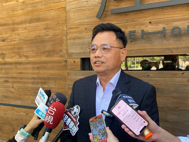 林耕仁在第2场公办政见会上指出，过去落跑2人组执政7年多来的各项弊端，未来谁能够来打弊？请市民好好想一想。（陈育贤摄）