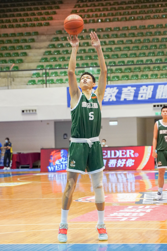 高苑197公分中锋郭俊言飙进20分，助队大胜花莲体中。（高中体总提供）