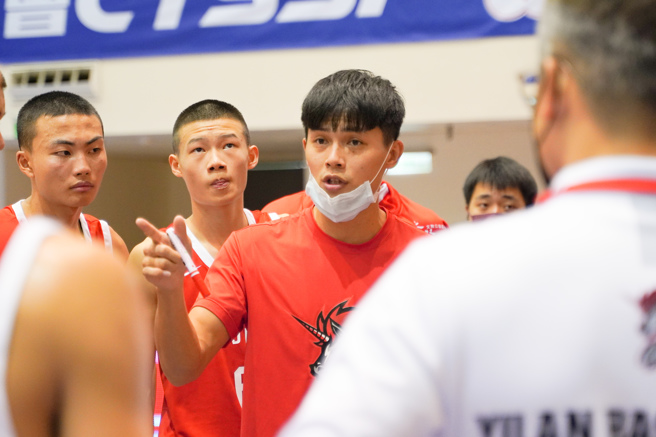 宜中教练陈建嘉鼓励球员努力争取12强门票。（高中体总提供）