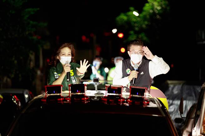 立委郭国文（右）今天晚间陪同沈慧虹以车队扫街。（沈慧虹竞办提供／陈育贤新竹传真）