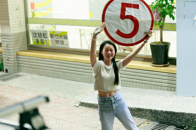 立委郭国文今天晚间陪同沈慧虹以车队扫街，支持者拿出自制5号手板热情相挺。（沈慧虹竞办提供／陈育贤新竹传真）