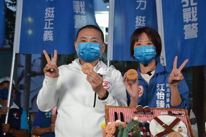 新北市議員江怡臻今晚與新北市長侯友宜合體，在樹林火車站廣場製作「凍蒜車輪餅」，不少民眾數小時前就在排隊等待領取。（蔡雯如攝）