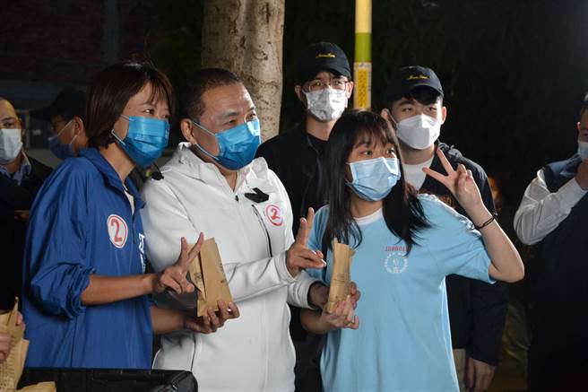 新北市議員江怡臻今晚與新北市長侯友宜合體，在樹林火車站廣場製作「凍蒜車輪餅」，不少民眾數小時前就在排隊等待領取。（蔡雯如攝）