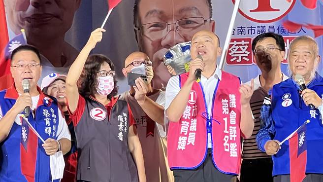 前高雄市长韩国瑜（右二）21日傍晚到台南市新营区，在台上还与乡亲合唱《朋友》。（张毓翎摄）