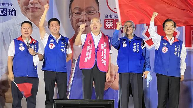 韩国瑜（中）说，乡村地区的议员是「用生命经营地方」，拜托支持者全力支持这群深耕地方的议员。（张毓翎摄）