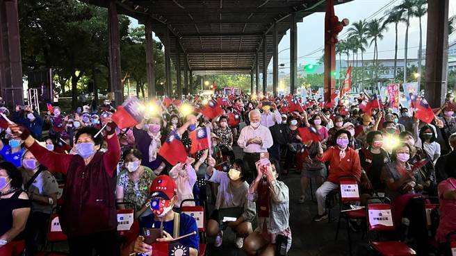 现场国旗飞舞，气氛超high。（张毓翎摄）