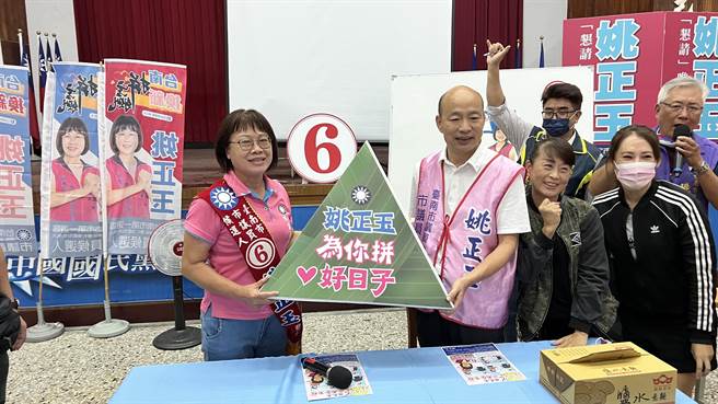 韩国瑜（左二）转往国民党台南新营区党部，与获国民党徵召的新人姚正玉（左一）支持者见面。（张毓翎摄）