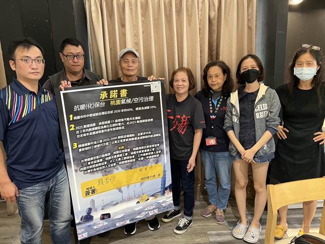 台湾健康空气行动联盟等环保团体，21日接连赴4位桃园市长候选人的竞选总部，邀请签署「气候与空污治理」承诺书，民眾党赖香伶和无党籍郑宝清都当场签署。(蔡依珍摄)