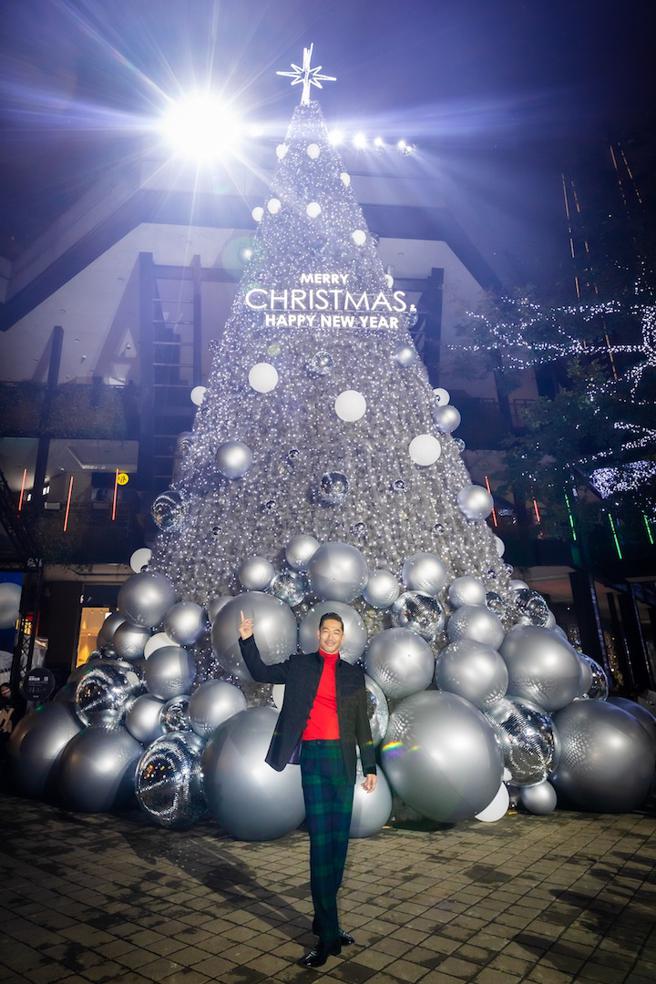 新光三越台北信義新天地A11星願之樹，由「國民姊夫」AKIRA化身點燈大使。（新光三越提供）