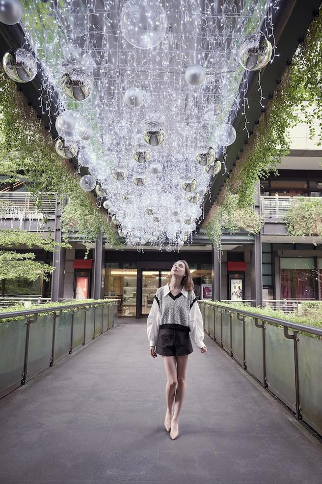 新光三越台北信義新天地「派對星河」垂墜在空中的耀眼燈飾，點綴派對燈球。（新光三越提供）