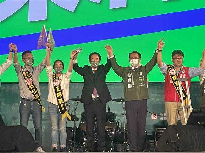 民进党桃园市长候选人郑运鹏平镇造势晚会，副总统赖清德站台盼选民理性投票。(吕筱蝉摄)