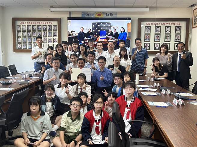 旭光高中与澳大利亚阿得雷德国际学院，签订姐妹校合作协议。（旭 光高中提供／廖志晃南投传真）