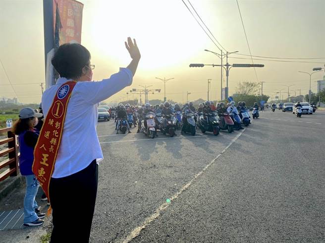 选举进入最后倒数一周，彰化县长王惠美21日清晨亲自站在鹿港妈祖路与台17线交叉口路拜票，与一早通勤乡亲拜票，而该路口就是王惠美过去立委任内所争取，通往鹿安桥衔接西滨快速公路桥下道路工程计画的路口。（王惠美提供／吴建辉彰化传真）