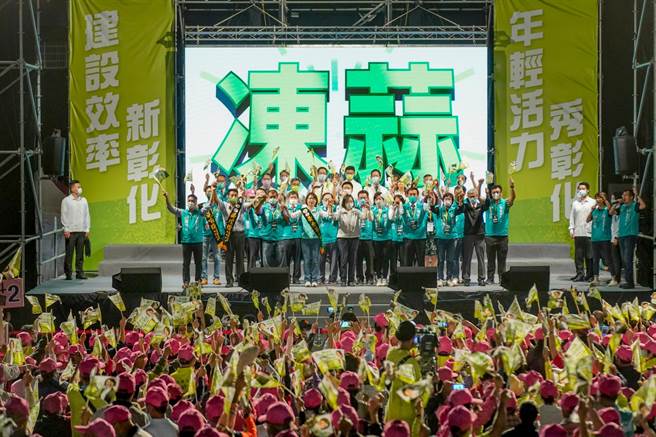 晚会中蔡英文表示，儘管行程很多，但过去鹿港乡亲相当照顾她，因此一定要过来，2018年她竞选连任时，在鹿港拿下61％的投票率，今天是来谢票，也拜托大家，将投给她的票，全部投给黄秀芳。(吴建辉摄)