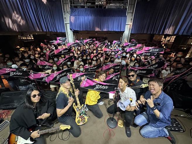 董事长乐团与台下粉丝合照。（图／EMZ升恒昌提供）