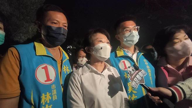 国民党台中市长候选人卢秀燕21日晚间与台中市议员候选人林昊佑共同举办团结音乐晚会，针对传言民进党台中市长候选人蔡其昌可能辞去立法院副院长，卢秀燕表示「我真心觉得蔡副院长不必辞职」。（潘虹恩摄）