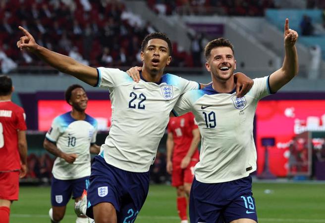英格兰小将贝林罕（左）上半场率先顶开伊朗大门，与队友芒特庆祝进球。（路透）