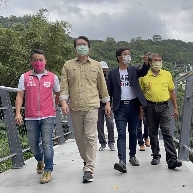 蔡适应和林右昌视察兴隆街基隆河自行车道工程状况。（取自蔡适应脸书）