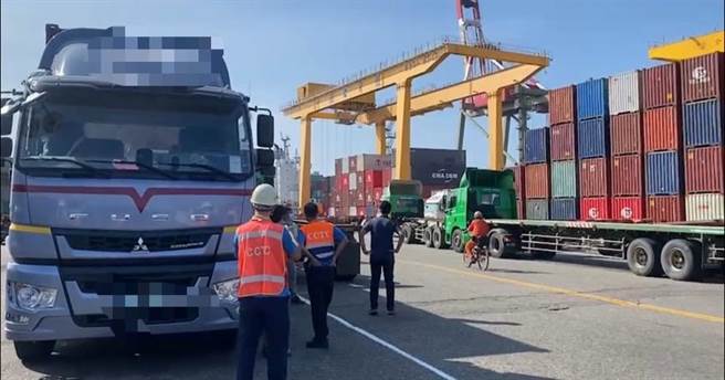 台中港今天发生运将因排队问题发生斗殴事件，被害人被打到肋骨断裂，同事们不满找对方理论。（图／民眾提供）