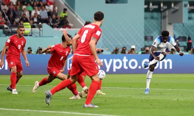 萨卡（右）在下半场左脚射门破网，梅开二度也创英格兰世足最年轻纪录。（路透）