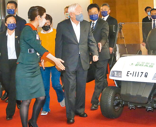 台积电创办人张忠谋结束曼谷APEC经济领袖会议行程，20日下午搭机返台。总统府预计21日安排APEC领袖返国记者会，张忠谋将亲自向国人说明此行成果。图／陈麒全