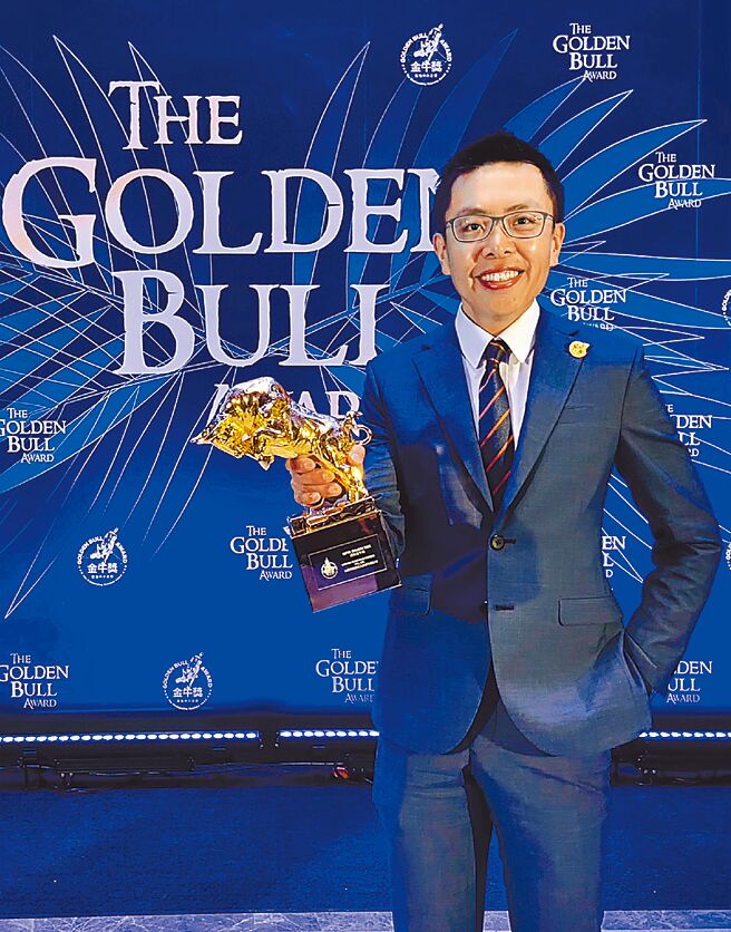 公勝保經蟬聯三年「超級金牛獎」，透過成功的數位轉型佳績又獲「數位轉型獎」，由總經理蔡聖威代表領獎。圖／公勝保經提供