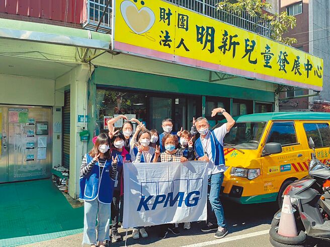 KPMG安侯建業18日在主席陳俊光（右）率隊下舉辦「KPMG第十五屆企業志工日」，千名同仁前往全台各地進行服務。圖／KPMG安侯建業提供