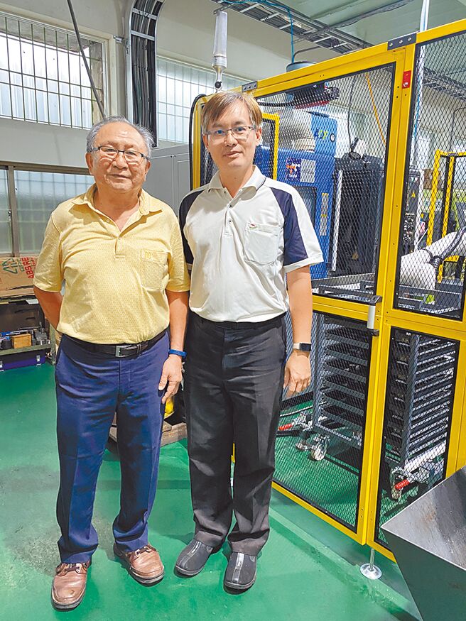 兴光企业董事长谢神兴（左）、协理张耀楠与腾柏公司开发之整合加工设备合影。图／业者提供