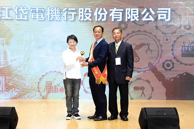 江岱电机总经理江佳钏（中）接获市长卢秀燕（左一）颁发第21届台中市金手奖奖座。图／江岱提供