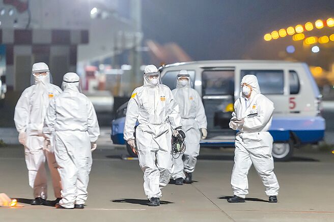 政府不准确诊者出门投票并将採重罚，引发违宪争论。中央研究院院士陈培哲建议可让确诊者穿隔离衣出门投票。图为2020年，大陆东航专机抵桃机，机长及地勤穿隔离衣。（本报资料照片）