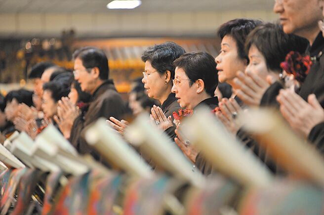 佛光山透过海外会员取得娇生疫苗採购通路，但因指挥中心公布疫苗专案输入8项条件，佛光山捐赠无望，只好「放下」。图为佛光山会员为疫情祈愿。（佛光山提供）