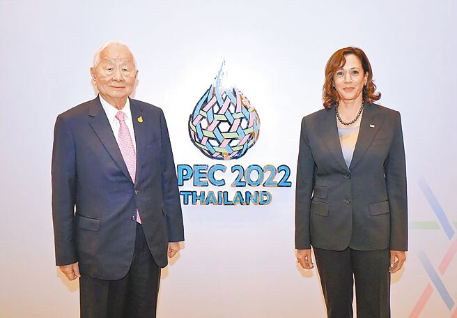 APEC峰會台灣領袖代表張忠謀（左）19日與美國副總統賀錦麗（右）會晤，雙方開心合影。（APEC台灣代表團提供）