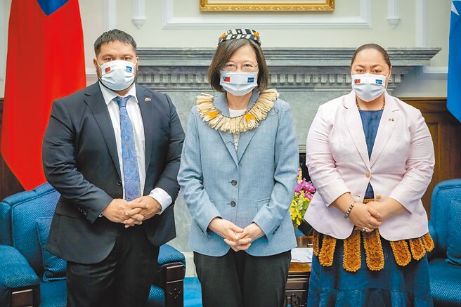 蔡英文总统11月15日在总统府接见诺鲁共和国总统昆洛斯伉俪。（总统府提供）