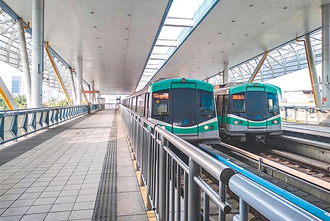 近几年各地大兴土木，轨道建设如雨后春笋般冒出。图为高雄捷运。（本报资料照片）