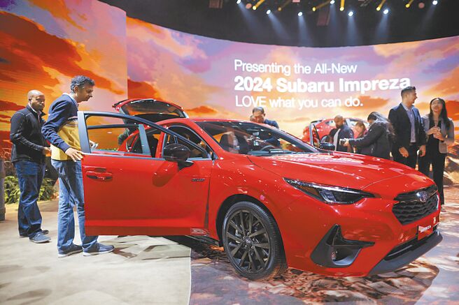 晶片荒延燒2年，加上俄烏戰爭引發缺料，關鍵零組件供應困難，導致全球汽車生產不順。此為示意圖。（路透）