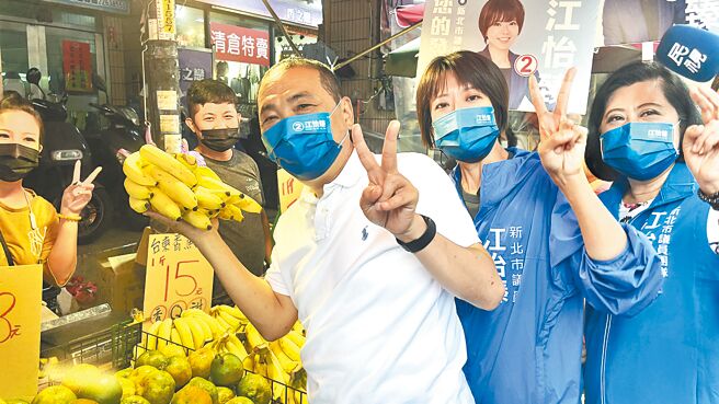 新北市长侯友宜（中）昨日扫街时，摊商送上香蕉，象徵新北市「蕉（交）给你了」。（吕健豪摄）