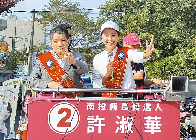 國民黨籍南投縣議長何勝豐陪同黨南投縣長候選人許淑華（右）在竹山鎮掃街拜票，並到各廟宇參香。（楊靜茹攝）