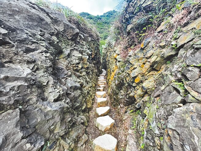 新北市瑞芳區三安社區透過核心班雇工購料農村營造實作課程，修繕山尖觀光步道打造巨石公園。（新北市農業局提供／陳慰慈新北傳真）