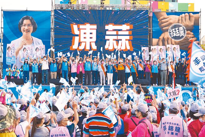 王惠美20日选在员林圆林园举办团结誓师大会，来自全县的支持者将圆林园挤得水泄不通，现场喊出涌入2万人到场。（吴建辉摄）