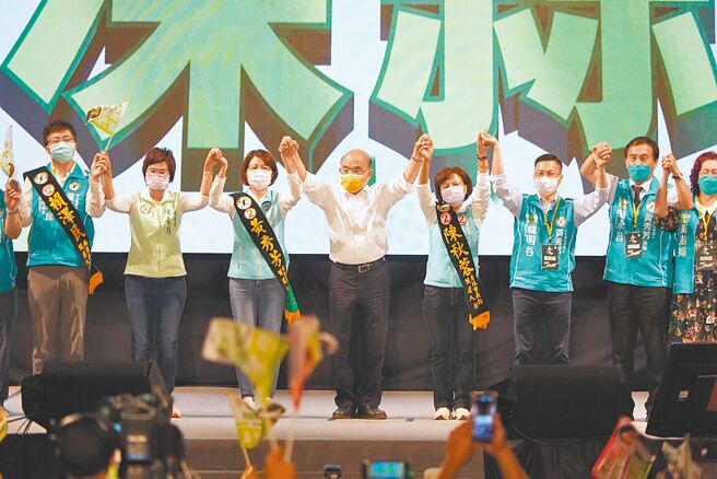 行政院长苏贞昌（左四）昨抵彰化，为党籍县长候选人黄秀芳站台。（吴建辉摄）