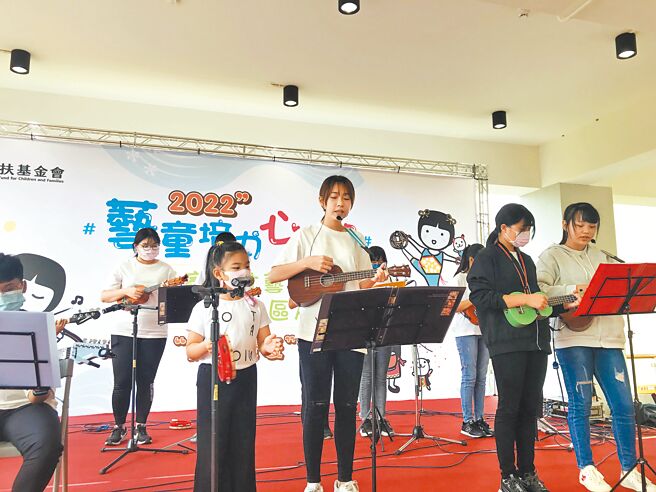 南投家扶中心才艺队，登台展现所学成果。（南投家扶提供／廖志晃南投传真）